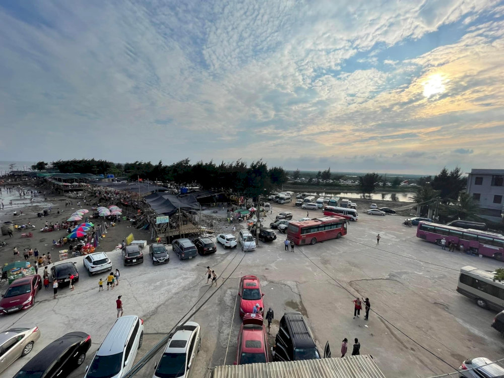 Bãi gửi xe tại Cồn Vành